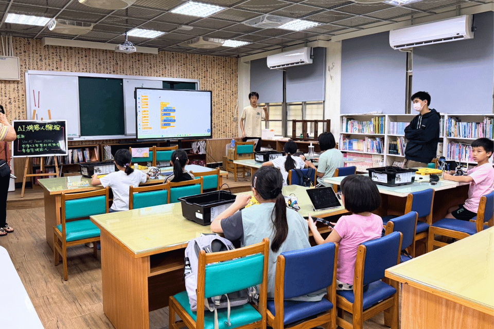 學生志工於校園帶領孩子進行機器人動手實作課程