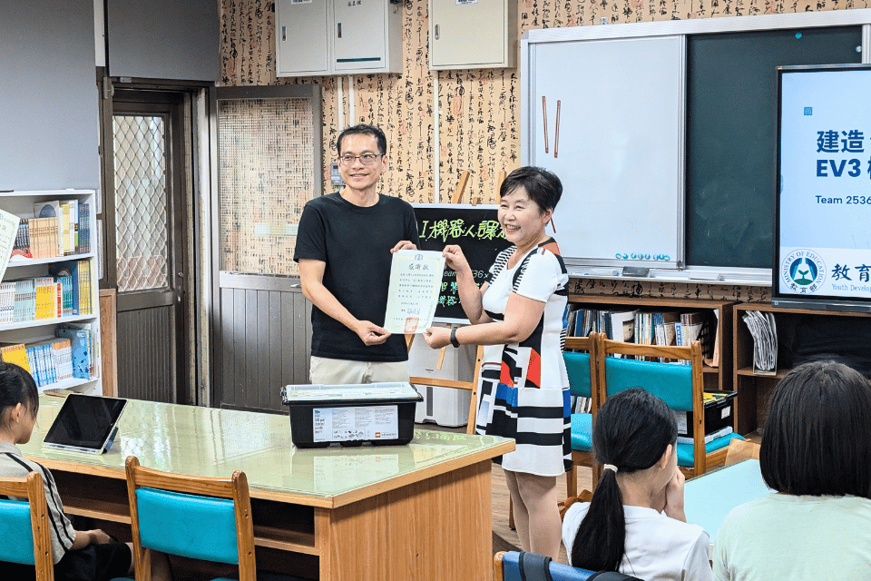 合作學校校長頒發感謝狀予台灣人工智慧科技協會